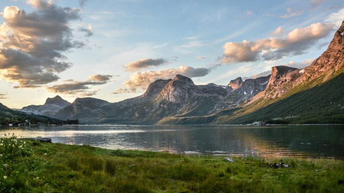 Nordischer Fjord in der Dämmerung (Foto: Monicore über Pexels)