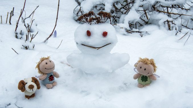 Kara und Luisa haben eine Schneefee gebaut (Foto: Martin Dühning)