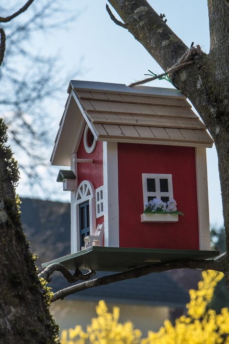 Die erneuerte Version unseres roten Schwedenvogelhäuschens (Foto: Martin Dühning)