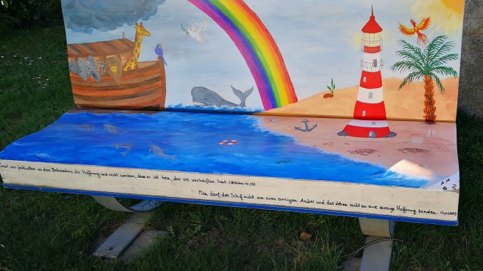 Arche Noah, Regenbogen, Leuchtturm, Strand und Phönix - Wer auch immer diese Kirchenbank gemalt hat, er spricht mir aus dem Herzen (Foto: Martin Dühning)