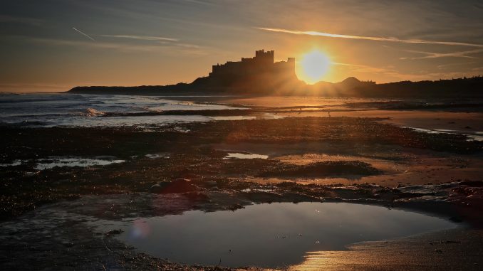 Himmel, Strand, Sonne und Felsen in Northumberland (Foto: Nick Collins via Pexels)