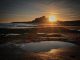 Himmel, Strand, Sonne und Felsen in Northumberland (Foto: Nick Collins via Pexels)