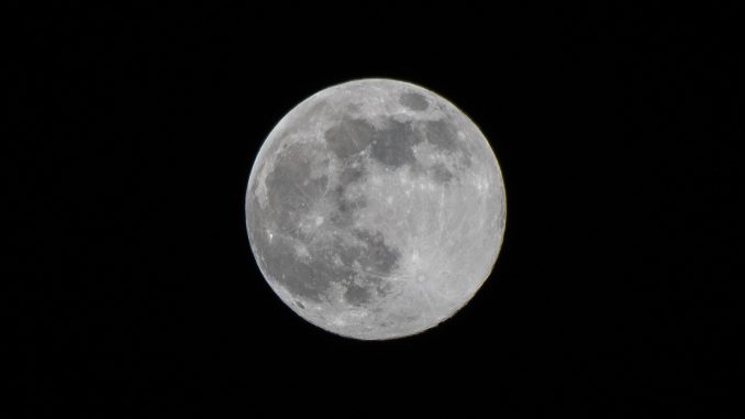 Supermond am 7. April 2020 in Lauchringen, fotografiert mit der Nikon D500 - ohne Stativ (Foto: Martin Dühning) Supermond am 7. April 2020 in Lauchringen, fotografiert mit der Nikon D500 - ohne Stativ (Foto: Martin Dühning)