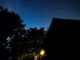 Der Sternenhimmel über Urgroßvaters Schuppen, meine Kastanien und störendes Streulicht (Foto: Martin Dühning)