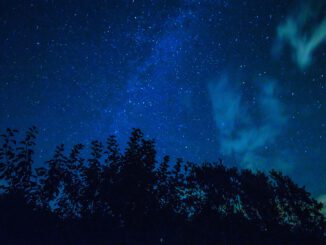 Fast wie Nordlichter wirken die Dämmerungswolken am nächtlichen Sternenhimmel im Klettgau (Foto: Martin Dühning)