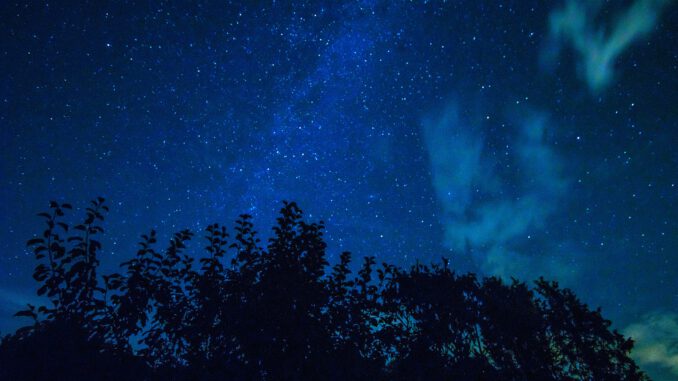 Fast wie Nordlichter wirken die Dämmerungswolken am nächtlichen Sternenhimmel im Klettgau (Foto: Martin Dühning)