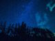 Fast wie Nordlichter wirken die Dämmerungswolken am nächtlichen Sternenhimmel im Klettgau (Foto: Martin Dühning)