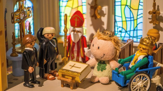 Festakt bei der Überreichung des Evangeliars in der Kirche St. Martin (Foto: Rosa Dudelspru)