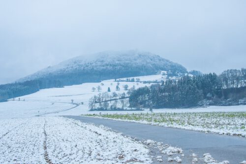 Der Küssaberg im Schneenebel (Foto: Martin Dühning)