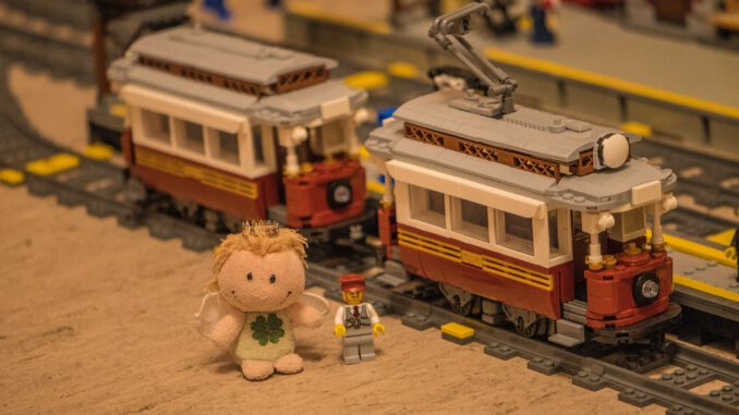 Vizekönigin Luisa Amiratu mit den neuen Straßenbahnwagen für die Linie Ventadorn - St. Margarita (Foto: Rosa Dudelspru) Vizekönigin Luisa Amiratu mit den neuen Straßenbahnwagen für die Linie Ventadorn - St. Margarita (Foto: Rosa Dudelspru)