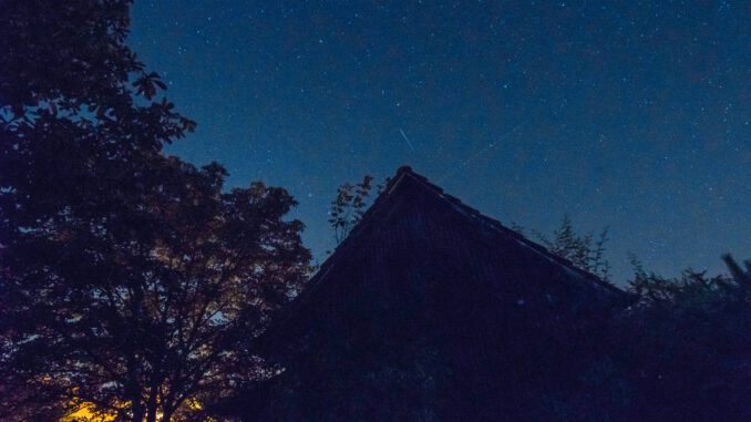 Sternschnuppen über Urgroßvaters Schuppen in meinem Garten in Oberlauchringen, 2021 (Foto: Martin Dühning)