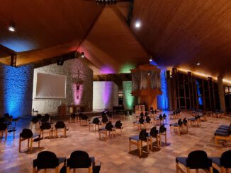 Die Versöhnungskirche in farbenfrohes Licht getaucht (Foto: Martin Dühning)