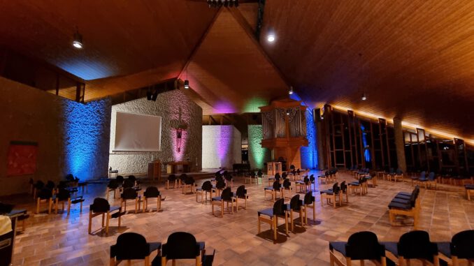 Die Versöhnungskirche in farbenfrohes Licht getaucht (Foto: Martin Dühning)