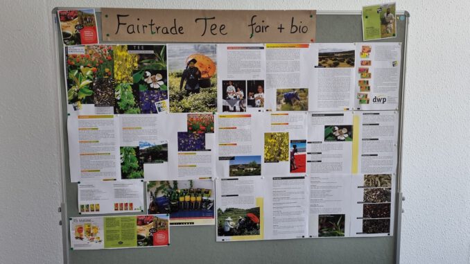 Infowand zu Fairtrade-Teeprodukten und ihren Hintergründen
