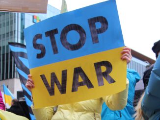 Stop War! (Foto: Sima Ghaffarzadeh via Pexels)