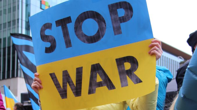 Stop War! (Foto: Sima Ghaffarzadeh via Pexels)