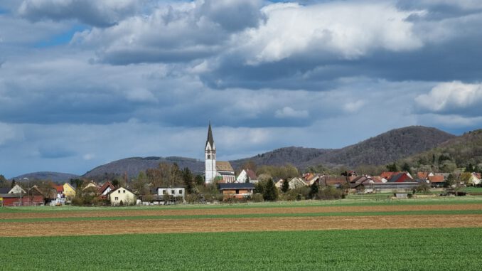 Blick auf St. Peter & Paul in Grießen am Palmsonntag 2022 (Foto: Martin Dühning)