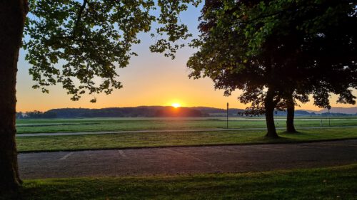 Die Sonne geht beim Friedhof Oberlauchringen auf (Foto: Martin Dühning).