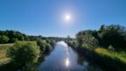 Sonnige Wutach auf Höhe des Schwimmbads Lauchringen im Juni 2022 (Foto: Martin Dühning)