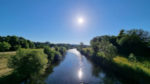 Sonnige Wutach auf Höhe des Schwimmbads Lauchringen im Juni 2022 (Foto: Martin Dühning)