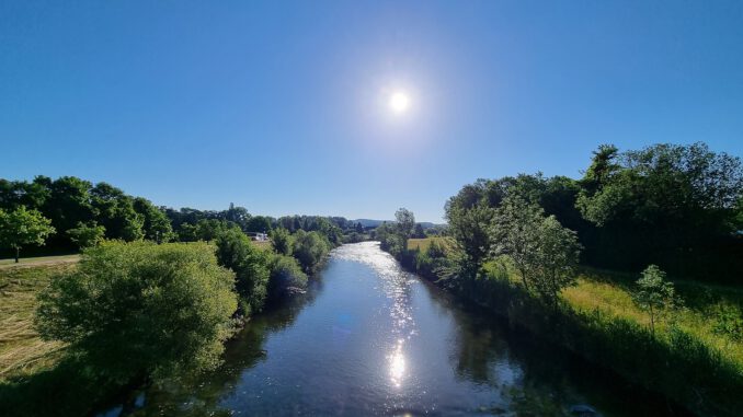 Sonnige Wutach auf Höhe des Schwimmbads Lauchringen im Juni 2022 (Foto: Martin Dühning)