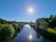 Sonnige Wutach auf Höhe des Schwimmbads Lauchringen im Juni 2022 (Foto: Martin Dühning)