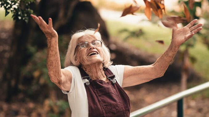 Man ist im Herzen jung (Foto: Edu Carvalho via Pexels)