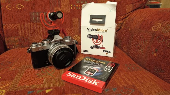 Die Nikon Z fc mit einem Videorichtmikrofon von Rhode und einer Sandisk SDHC Karte (Foto: Martin Dühning)