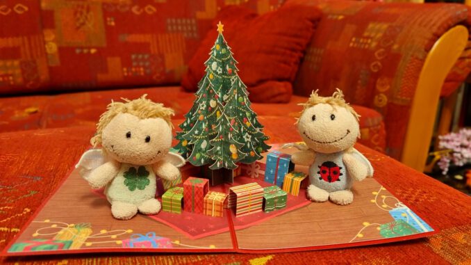 Luisa, Kara und ihr ultrapraktischer Klapp-Weihnachtsbaum (Foto: Martin Dühning)