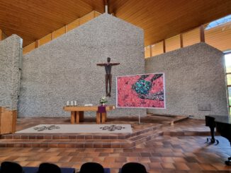 Altarraum beim Ostergottesdienst des Hochrhein-Gymnasiums in der Versöhnungskirche Waldshut (Foto: Martin Dühning)