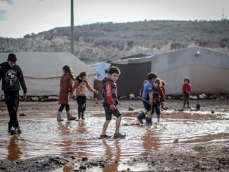 Syrische Kinder spielen in einem Flüchtlingslager (Foto: Ahmed Akacha via Pexels)