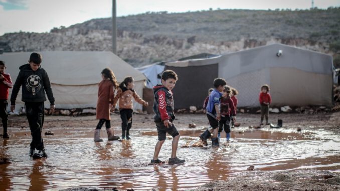 Syrische Kinder spielen in einem Flüchtlingslager (Foto: Ahmed Akacha via Pexels)