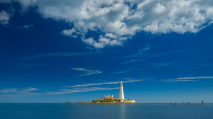 Sommerlicher Leuchtturm (Foto: Ray Bilcliff via Pexels)