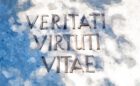 Veritati - Virtuti - Vitae : "Der Wahrheit, der Tugend, dem Leben" - Motto des Hochrhein-Gymnasiums Waldshut (Grafik: Martin Dühning)