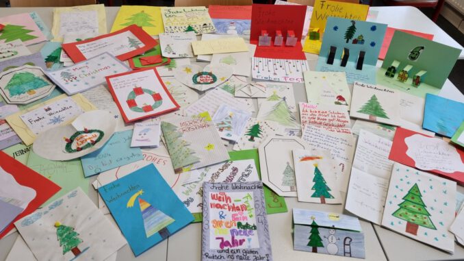 Schon am zweiten Tag der Aktion füllten gut 100 Briefe und Postkarten den Weihnachtsbriefkasten im Sekretariat (Foto: Martin Dühning)