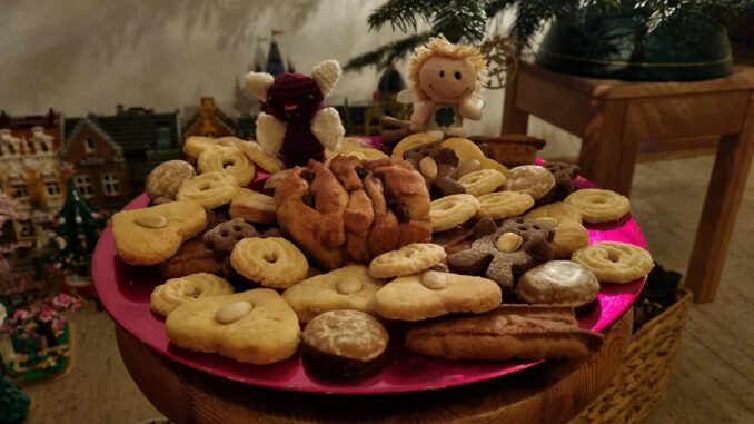 Nuuba und Belion bewundern das Weihnachtsgebäck 2023 (Foto: Martin Dühning).