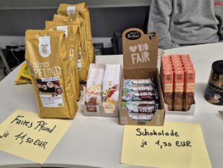 Kaffee und Schokolade beim Fairtrade-Verkauf am Elternsprechtag 2024 (Foto: Martin Dühning)
