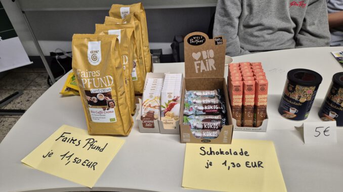 Kaffee und Schokolade beim Fairtrade-Verkauf am Elternsprechtag 2024 (Foto: Martin Dühning)