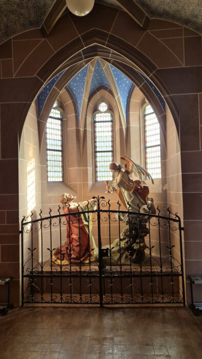 Gethsemane-Szene beim Eingang der Kirche Peter und Paul in Grießen (Foto: Martin Dühning)