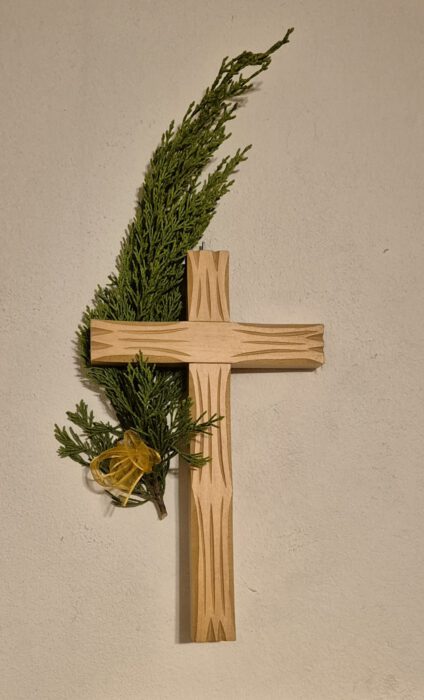 Das heimige Wandkreuz mit den gesegneten Zweiglein 2024 (Foto: Martin Dühning)