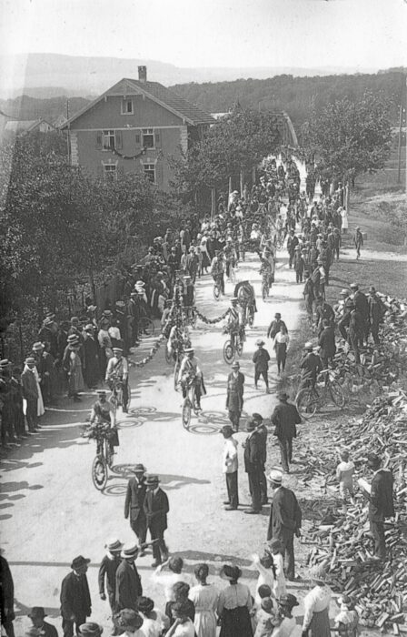 Eine Fahrradparade in Oberlauchringen in der Zeit vor dem ersten Weltkrieg - einige der Fahrräder dürften aus der Fahrradwerkstatt Jester stammen.