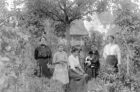 Familie Jester/Herzog in ihrem Garten um 1914, den allgemeinen Gepflogenheiten der Zeit nach dürfte Maria Jester als Familienoberhaupt die sitzende Person sein.