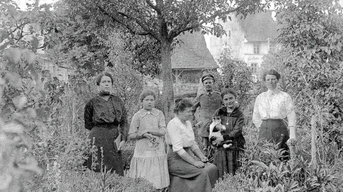 Familie Jester/Herzog in ihrem Garten um 1914, den allgemeinen Gepflogenheiten der Zeit nach dürfte Maria Jester als Familienoberhaupt die sitzende Person sein.
