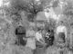Familie Jester/Herzog in ihrem Garten um 1914, den allgemeinen Gepflogenheiten der Zeit nach dürfte Maria Jester als Familienoberhaupt die sitzende Person sein.