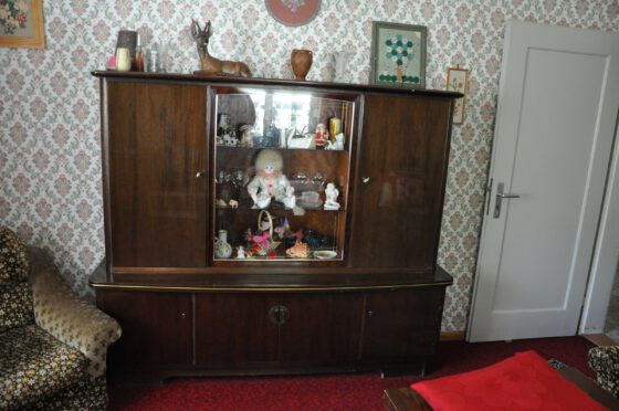 Der Wohnzimmerschrank von Sophie Jester - hier hinter der rechten Türe befand sich einst die Kindermalabteilung für meinen Bruder und mich - und die Hausbibel. (Foto: Martin Dühning)