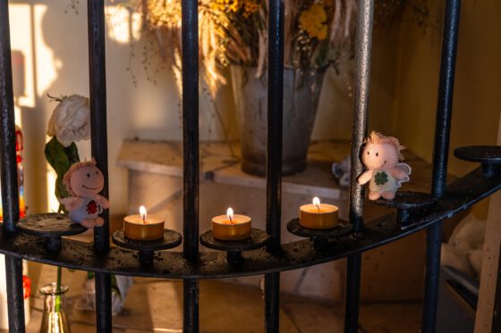 Kara und Luisa besuchen die Baltersweiler Kapelle (Foto: Martin Dühning)