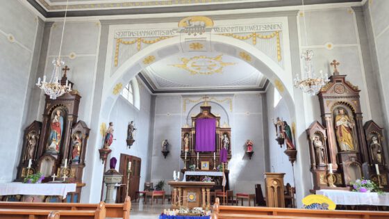 Der Altarraum der Kirche St. Katharina in Geißlingen, Klettgau, am Palmsonntag 2025 (Foto: Martin Dühning)