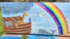 Bildausschnitt aus der bemalten Bank im Vorhof von St. Katharina, Geißlingen: Die Taube kehrt mit dem Olivenzweig zu Noahs Arche zurück, ein Regenbogen erstrahlt als Zeichen des neuen Bundes (Foto: Martin Dühning).