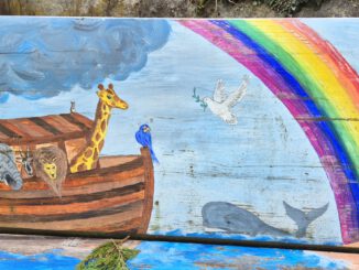 Bildausschnitt aus der bemalten Bank im Vorhof von St. Katharina, Geißlingen: Die Taube kehrt mit dem Olivenzweig zu Noahs Arche zurück, ein Regenbogen erstrahlt als Zeichen des neuen Bundes (Foto: Martin Dühning).
