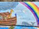 Bildausschnitt aus der bemalten Bank im Vorhof von St. Katharina, Geißlingen: Die Taube kehrt mit dem Olivenzweig zu Noahs Arche zurück, ein Regenbogen erstrahlt als Zeichen des neuen Bundes (Foto: Martin Dühning).